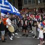 Szurkolók tüntetnek a Flinders Lane-en 2022. január 10-én Melbourne-ben, Ausztráliában