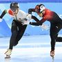 Liu Shaolin Sándor és a későbbi győztes kínai Zsen Ce-vej a célban a férfi rövidpályás gyorskorcsolyázók 1000 méteres versenyének döntőjében a Fővárosi Fedett Stadionban a pekingi téli olimpián 2022. február 7-én.