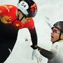 Liu Shaolin Sándor és a későbbi győztes kínai Zsen Ce-vej a célban a férfi rövidpályás gyorskorcsolyázók 1000 méteres versenyének döntőjében a Fővárosi Fedett Stadionban a pekingi téli olimpián 2022. február 7-én.