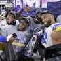 A Los Angeles Rams játékosai a Vince Lombardi-trófeával ünnepli csapatuk 23-20 arányú győzelmét a Cincinnati Bengals ellen az Egyesült Államok profi amerikaifutball-ligájának (NFL) 56. alkalommal megrendezett döntőjében, az ún. Super Bowlon a kaliforniai Inglewoodban 2022. február 13-án