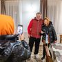  Szécsi Szabolcs polgármester fotózkodik az ukrán menekültekkel