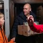 Zakhar Ferenc átadja a csomagot az ukrán menekülteknek