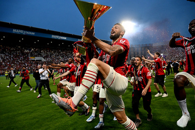 Az AC Milan játékosa, Olivier Giroud a trófeával ünnepel, miután csapatuk megnyerte az olasz labdarúgó-bajnokság 2022. május 22-i Sassuolo elleni mérkőzését Reggio Emiliában