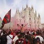 Az AC Milan szurkolói ünnepelnek, miután csapatuk megnyerte az olasz labdarúgó-bajnokság 2022. május 22-i Sassuolo elleni mérkőzését Reggio Emiliában