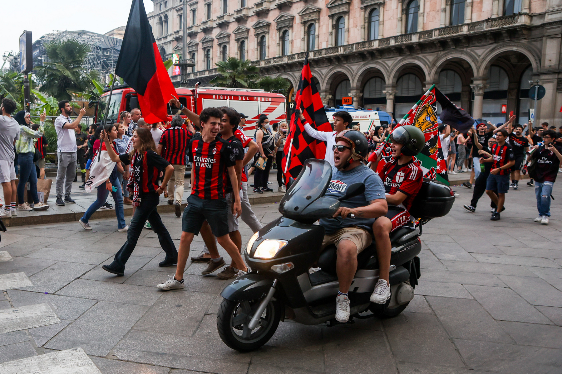 Az AC Milan játékosa, Olivier Giroud a trófeával ünnepel, miután csapatuk megnyerte az olasz labdarúgó-bajnokság 2022. május 22-i Sassuolo elleni mérkőzését Reggio Emiliában
