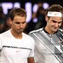 Roger Federer és Rafael Nadal lesétál a pályáról miután Federer megnyerte a férfi egyes döntőjét a melbourne-i Ausztrál Open tenisztorna 14. napján, 2017. január 29-én