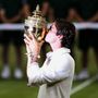 Roger Federer megcsókolja a győztes trófeát, miután a brit Andy Murray ellen megnyerte a wimbledoni tornát 2012. július 8-án 