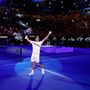 Federer a kameráknak mutatja trófeáját miután megnyerte a 2018-as Ausztrál Open férfi egyes döntőjét 2018. január 28-án