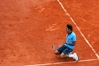 A svájci Roger Federer győzelmét ünnepli,  Lleyton Hewitt ellen 2004. szeptember 12-én a US Openen