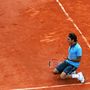 Roger Federer térdre esik győzelmét követően a Roland Garroson 2009. június 7-én, Párizsban