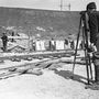 Egy földmérő teodolittal méréseket végez a Népstadion építkezésénél 1950-ben