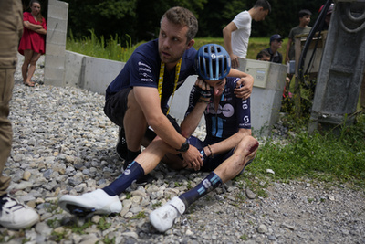 James Shaw, az EF Education-EasyPost brit versenyzője ápolásban részesül, mert bukott a Tour de France francia országúti kerékpáros körverseny 14., Annemasse és Morzine les Portes du Soleil közötti 151,8 kilométeres szakaszán 2023. július 15-én