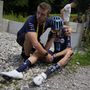 Romain Bardet, a dsm-firmenich francia versenyzője ápolásban részesül, mert bukott a Tour de France francia országúti kerékpáros körverseny 14., Annemasse és Morzine les Portes du Soleil közötti 151,8 kilométeres szakaszán 2023. július 15-én