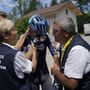 Romain Bardet, a dsm-firmenich francia versenyzője ápolásban részesül, mert bukott a Tour de France francia országúti kerékpáros körverseny 14., Annemasse és Morzine les Portes du Soleil közötti 151,8 kilométeres szakaszán 2023. július 15-én