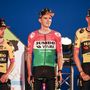 Jan Tratnik, Attila Valter és Robert Gesink a Jumbo Visma versenyzője a La Vuelta 23 csapatbemutatóján a 78. Spanyol körversenyen 2023. augusztus 24-én 