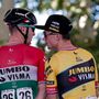 Valter Attila (b) és a szlovén Primoz Roglic a Jumbo Visma csapat versenyzői a Vuelta a Espana spanyol országúti kerékpáros körverseny Súriában 2023. augusztus 28-án