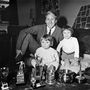 Bobby Charlton gyermekeinek mutatja trófeáit 1967-ben