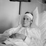 Bobby Charlton a kórházban lábadozik a Manchester United repülőgépének balesete után 1958-ban