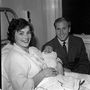 Bobby Charlton és felesége gyermekük születésénél 1962-ben