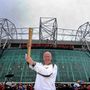 Sir Bobby Charlton tartja az olimpiai lángot 2012-ben