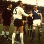 Franz Beckenbauer nyugatnémet szövetségi kapitány kezet fog a keletnémet kapitánnyal 