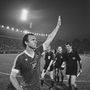 Franz Beckenbauer, a Hamburger SV német labdarúgója köszönti a közönséget a Hamburger SV és Nyugat-Németország közötti mérkőzés után, a hamburgi Volksparkstadionban 1982. június 1-jén