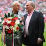 Franz Beckenbauer 65. születésnapja alkalmából énekel egy dalt Uli Hoenesszel, a Bayern München elnökével az FC Bayern München és az SV Werder Bremen Bundesliga-mérkőzés előtt 2010. szeptember 11-én