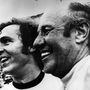 1974. július 7-én Franz Beckenbauer, a német labdarúgó-válogatott kapitánya és Helmut Schön, a válogatott edzője, miután az NSZK megnyerte a világbajnoki döntőt 