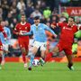 Phil Foden vezeti a labdát a Liverpool játékosok gyűrűjében