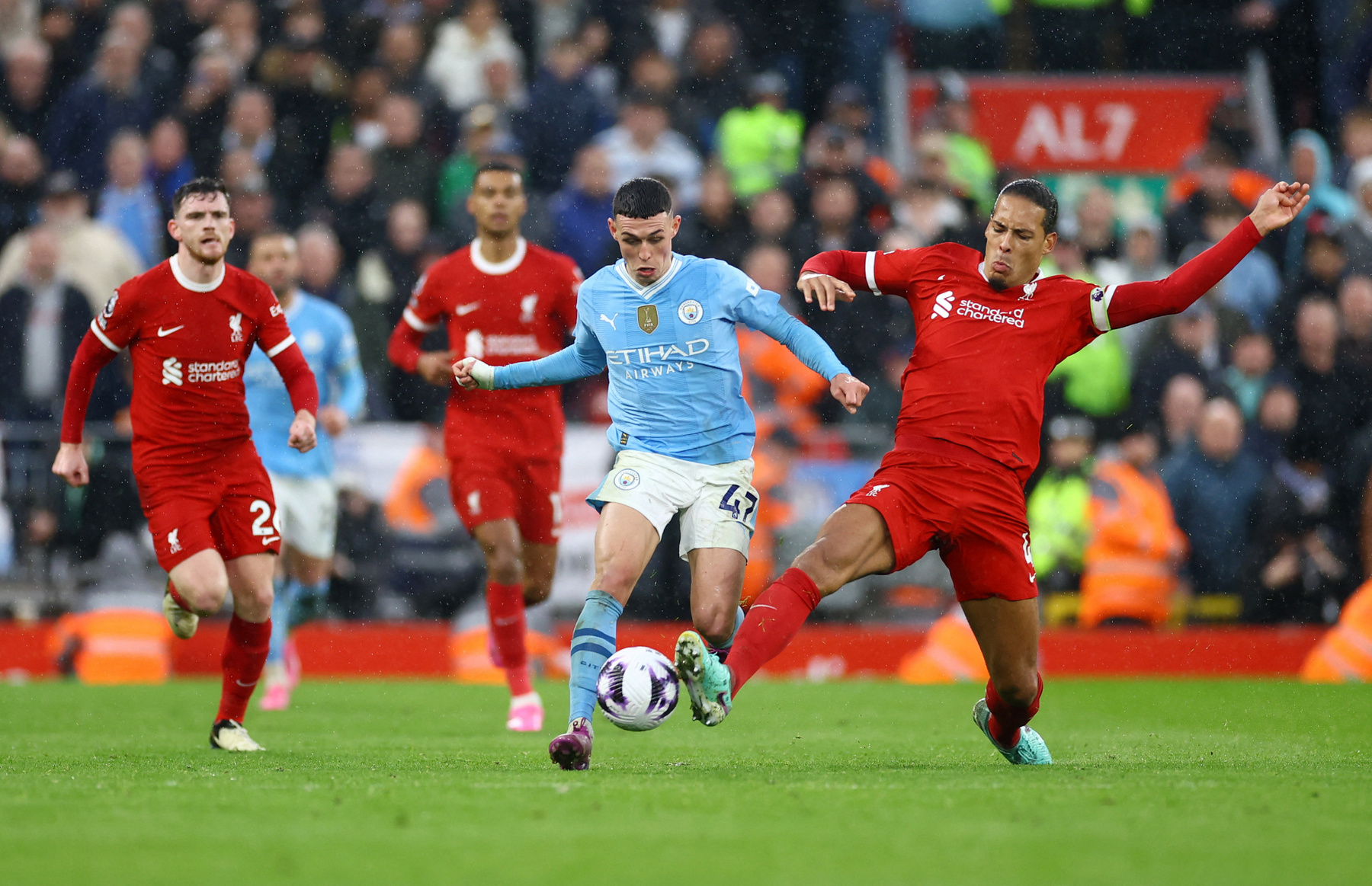 Andrew Robertson (k-hátul) és Manuel Akanji  (k-elöl) csatája