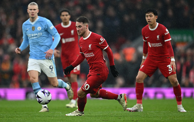 Andrew Robertson (k-hátul) és Manuel Akanji  (k-elöl) csatája