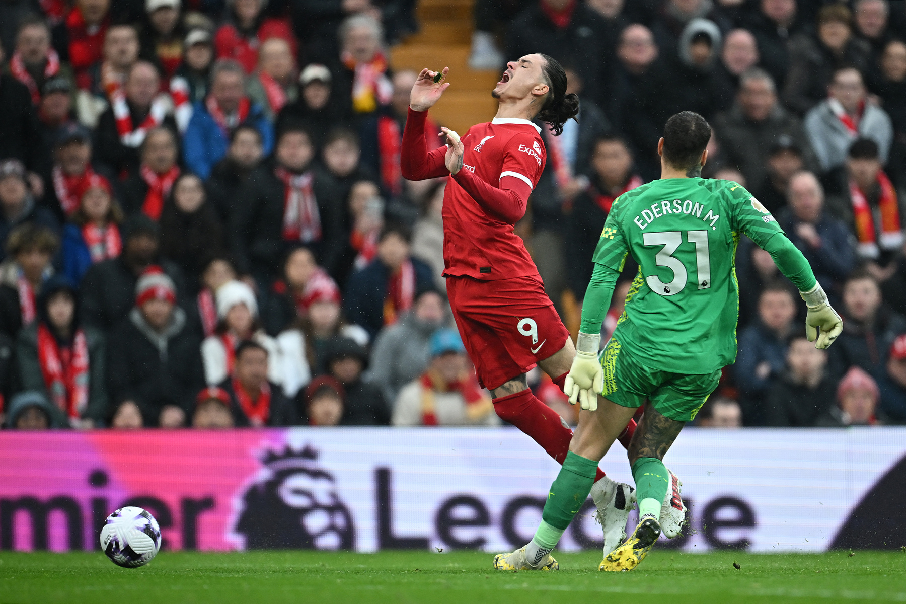 Andrew Robertson (k-hátul) és Manuel Akanji  (k-elöl) csatája