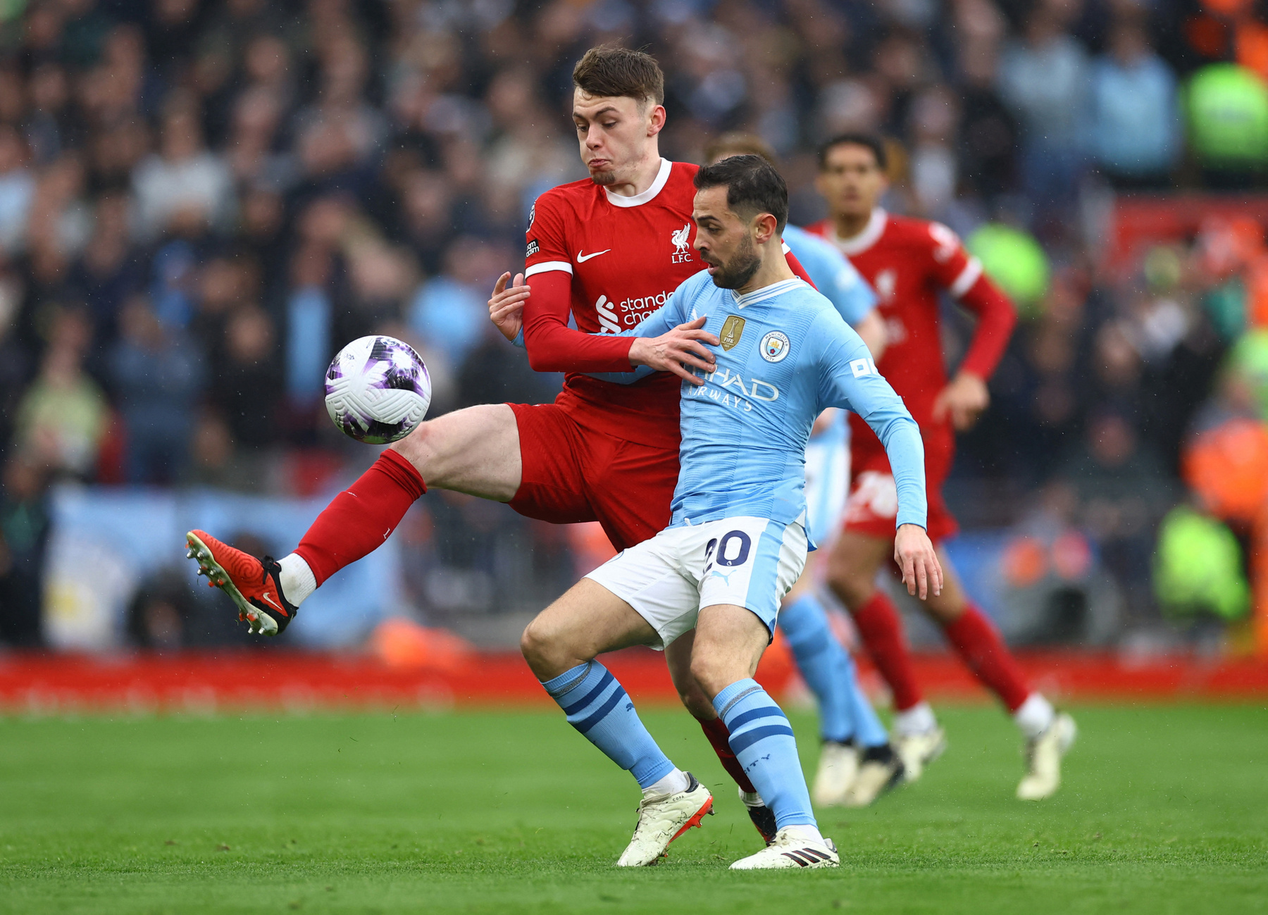 Andrew Robertson (k-hátul) és Manuel Akanji  (k-elöl) csatája