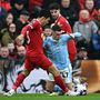 Phil Foden (k) Wataru Endo (b) és Szoboszlai Dominik (j) harapófogójában