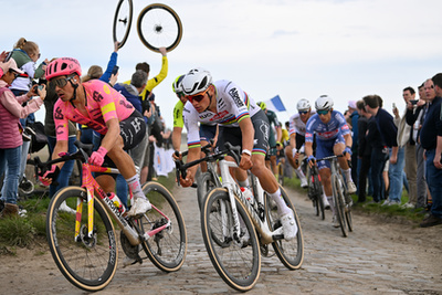 Mathieu van der Poel 2023 után immáron világbajnokként nyeri a Paris-Roubaix-t a híres velodromban