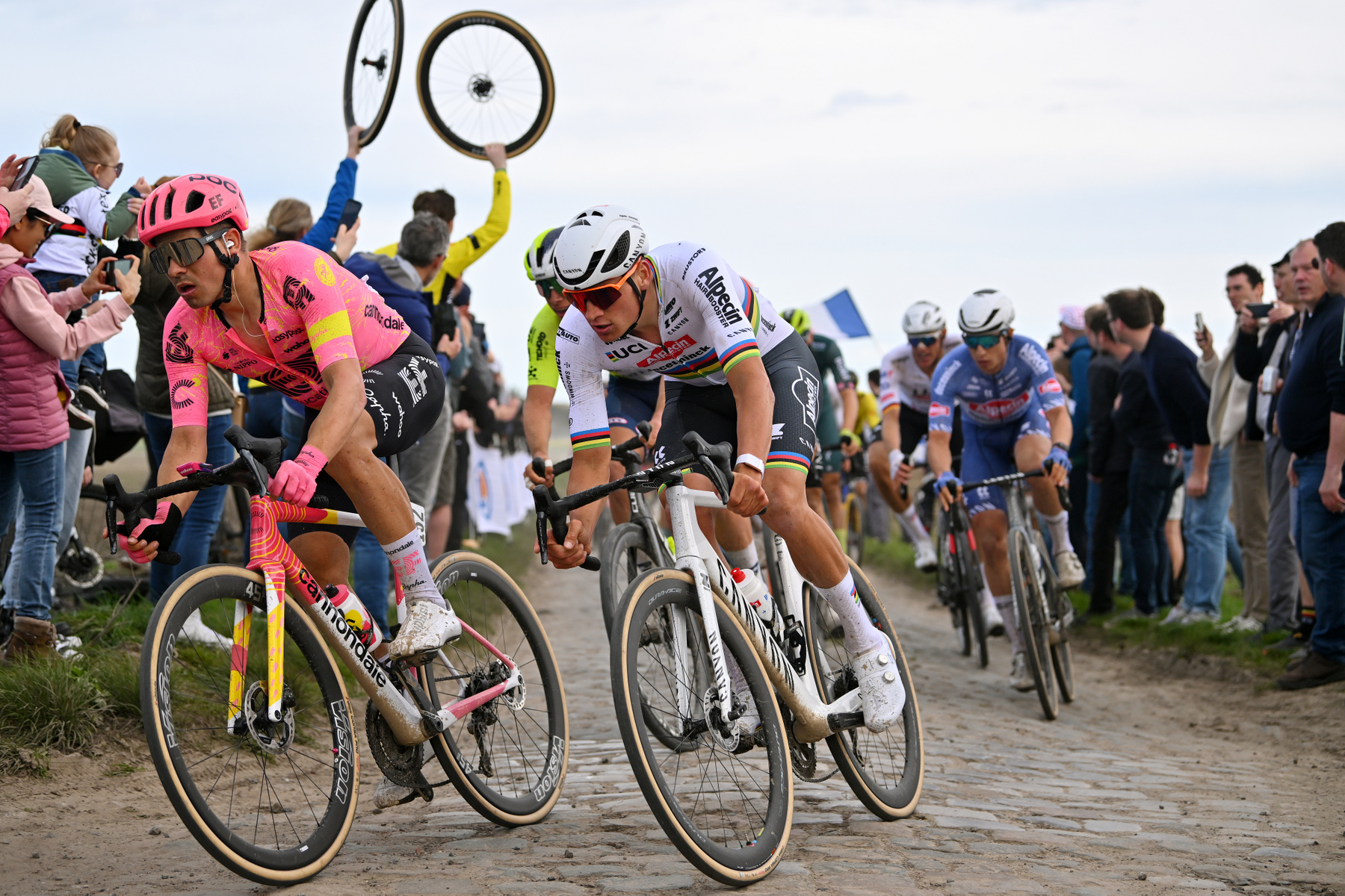 Mathieu van der Poel 2023 után immáron világbajnokként nyeri a Paris-Roubaix-t a híres velodromban