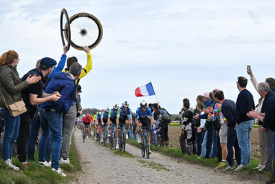 Mathieu van der Poel 2023 után immáron világbajnokként nyeri a Paris-Roubaix-t a híres velodromban