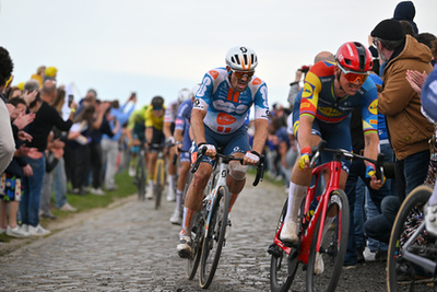 Mathieu van der Poel 2023 után immáron világbajnokként nyeri a Paris-Roubaix-t a híres velodromban