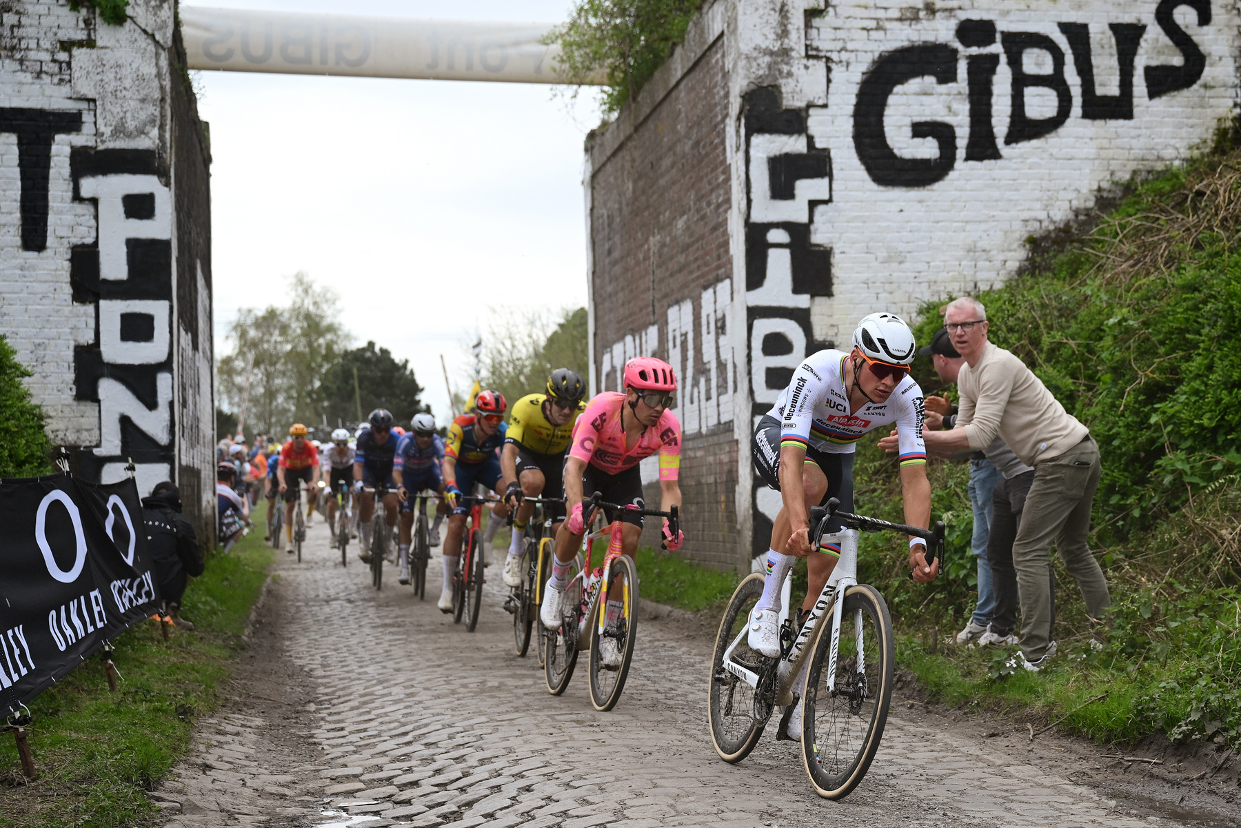 Mathieu van der Poel 2023 után immáron világbajnokként nyeri a Paris-Roubaix-t a híres velodromban