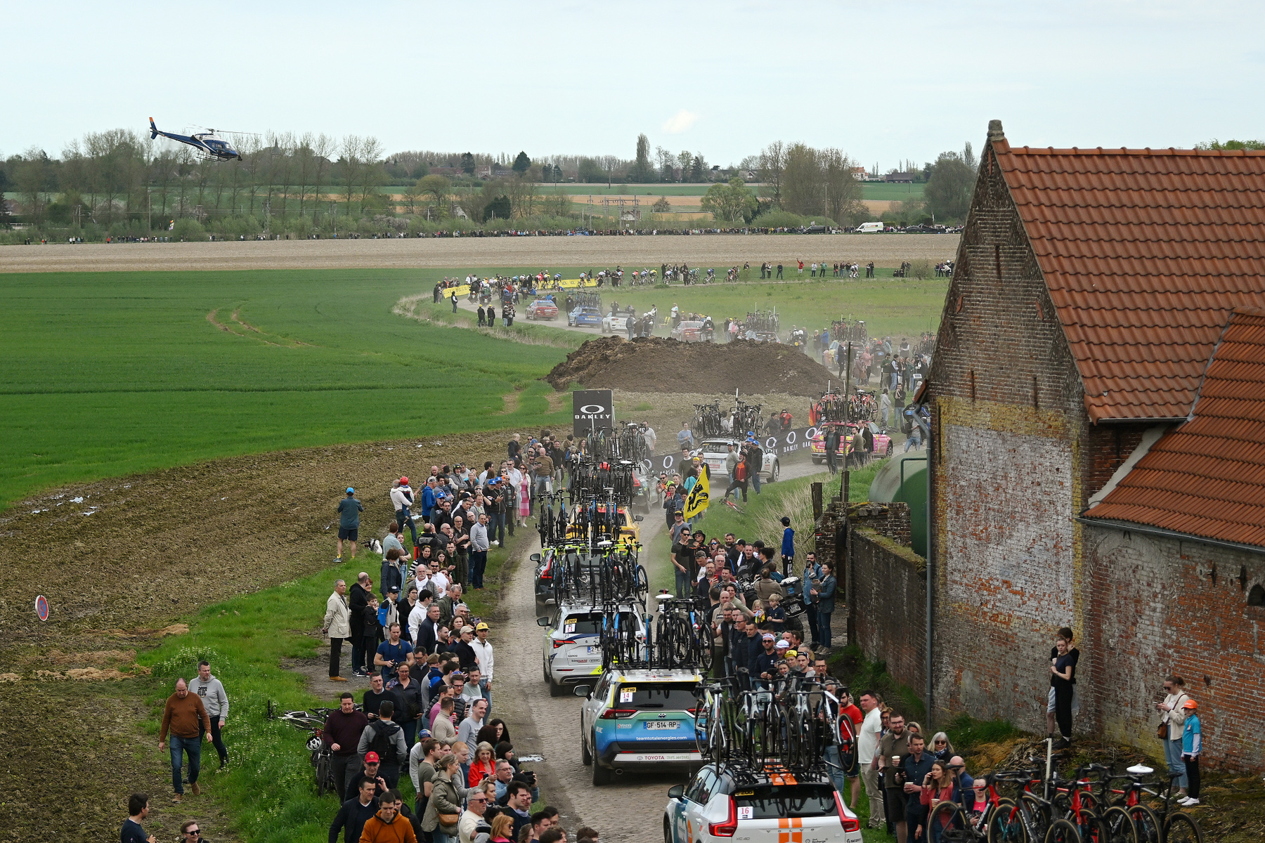 Mathieu van der Poel 2023 után immáron világbajnokként nyeri a Paris-Roubaix-t a híres velodromban