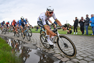 Mathieu van der Poel 2023 után immáron világbajnokként nyeri a Paris-Roubaix-t a híres velodromban