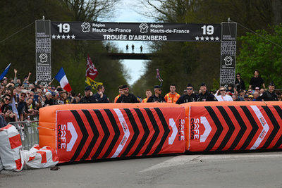 Mathieu van der Poel 2023 után immáron világbajnokként nyeri a Paris-Roubaix-t a híres velodromban