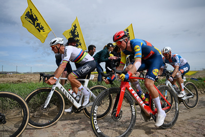 Mathieu van der Poel 2023 után immáron világbajnokként nyeri a Paris-Roubaix-t a híres velodromban