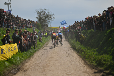 Mathieu van der Poel 2023 után immáron világbajnokként nyeri a Paris-Roubaix-t a híres velodromban