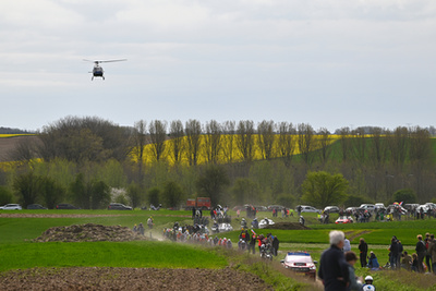 Mathieu van der Poel 2023 után immáron világbajnokként nyeri a Paris-Roubaix-t a híres velodromban