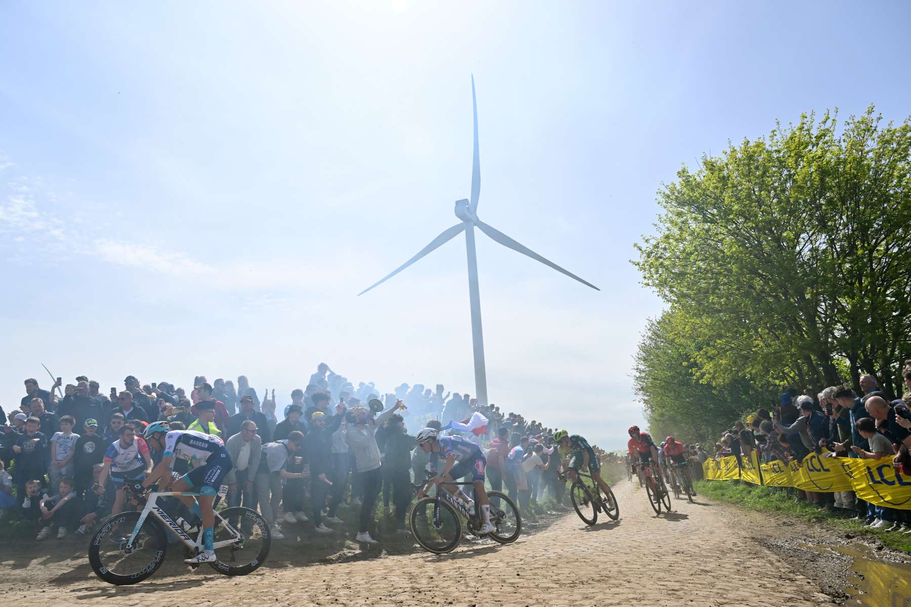 Mathieu van der Poel 2023 után immáron világbajnokként nyeri a Paris-Roubaix-t a híres velodromban