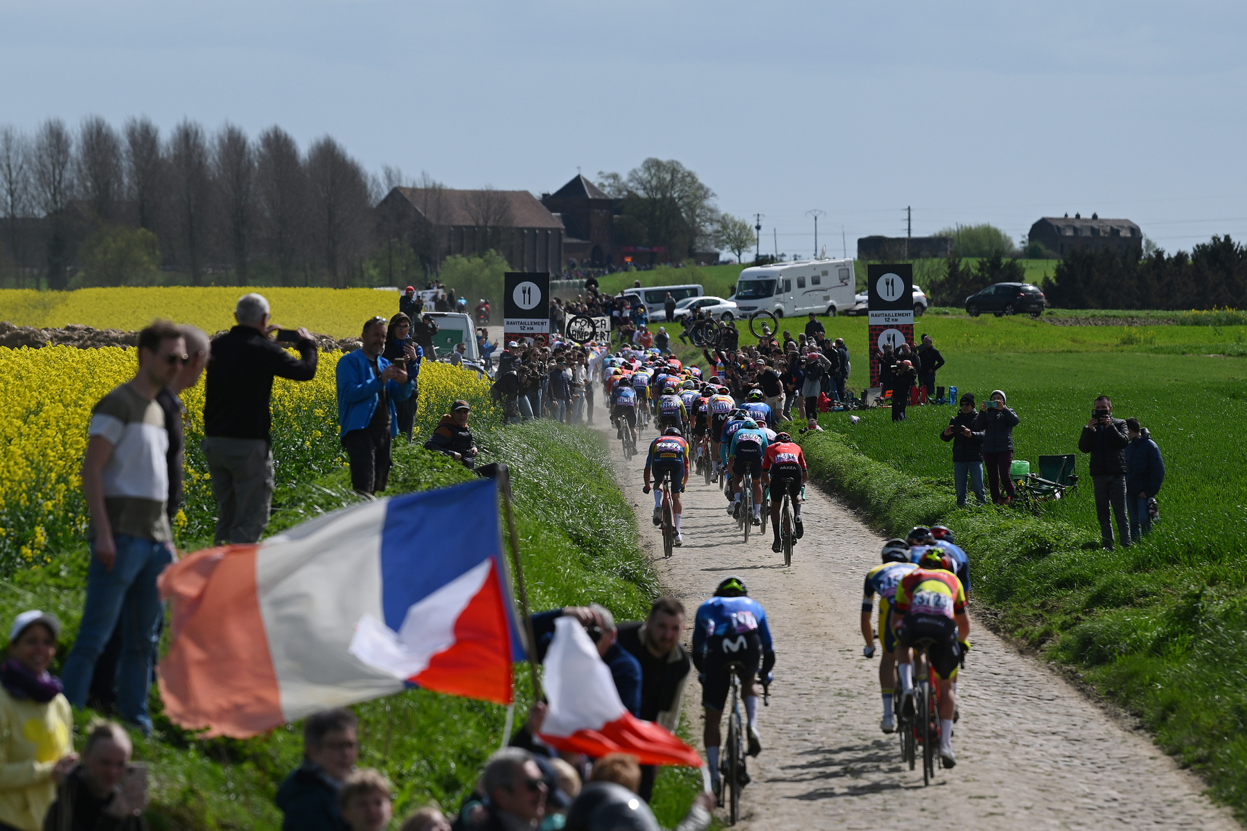 Mathieu van der Poel 2023 után immáron világbajnokként nyeri a Paris-Roubaix-t a híres velodromban