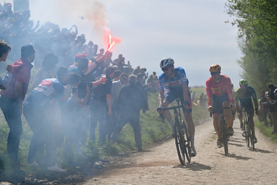 Mathieu van der Poel 2023 után immáron világbajnokként nyeri a Paris-Roubaix-t a híres velodromban