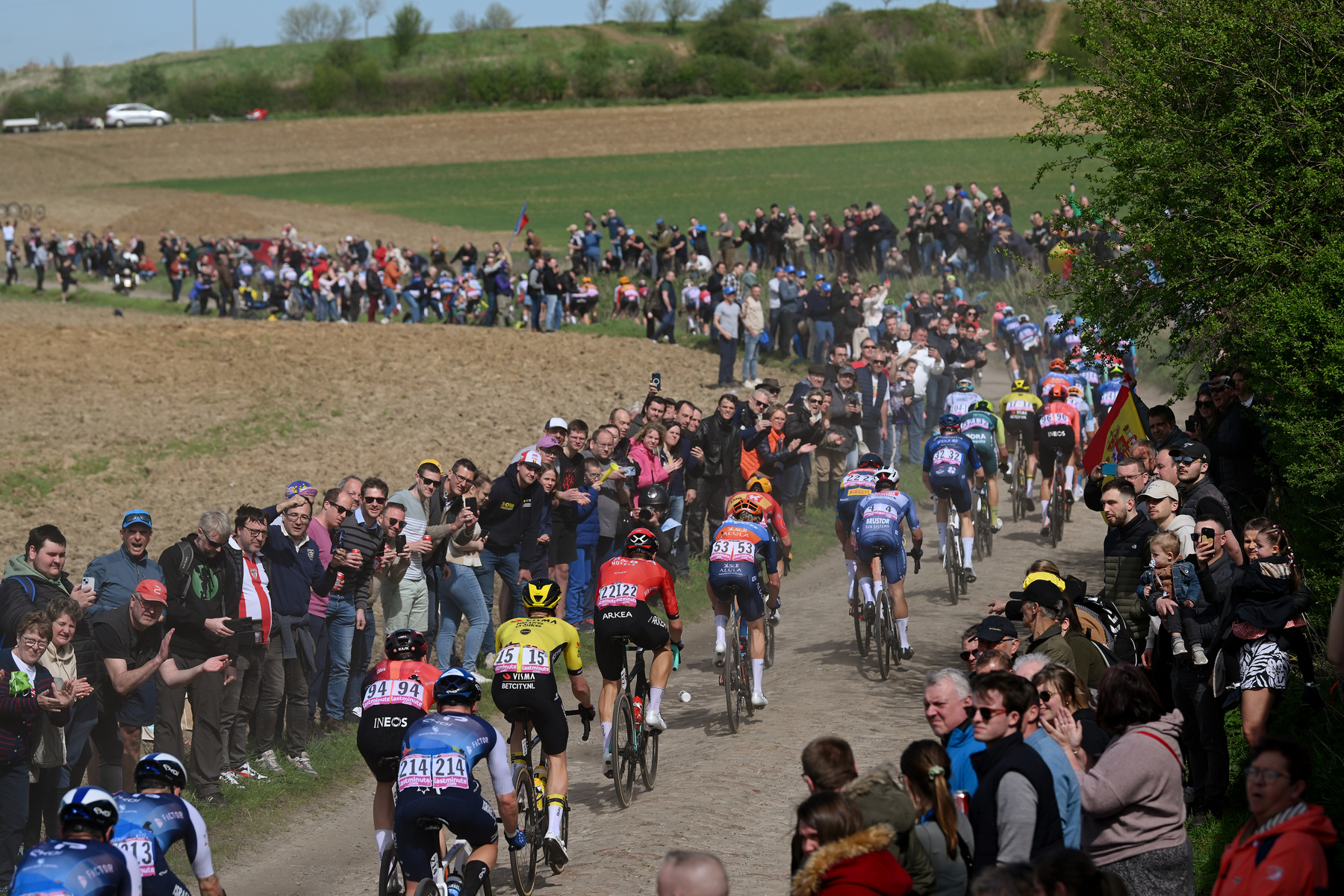 Mathieu van der Poel 2023 után immáron világbajnokként nyeri a Paris-Roubaix-t a híres velodromban