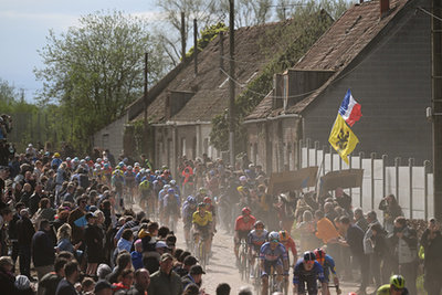 Mathieu van der Poel 2023 után immáron világbajnokként nyeri a Paris-Roubaix-t a híres velodromban